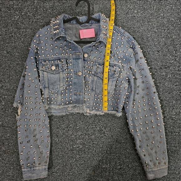 *Riverdale Wardrobe* Azalea Wang Distressed Studded Cropped Denim Jacket - Picture 8 of 9